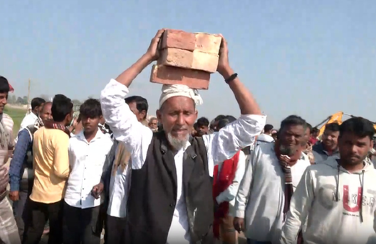 बंगाल में बाबरी मस्जिद का निर्माण कार्य शुरू