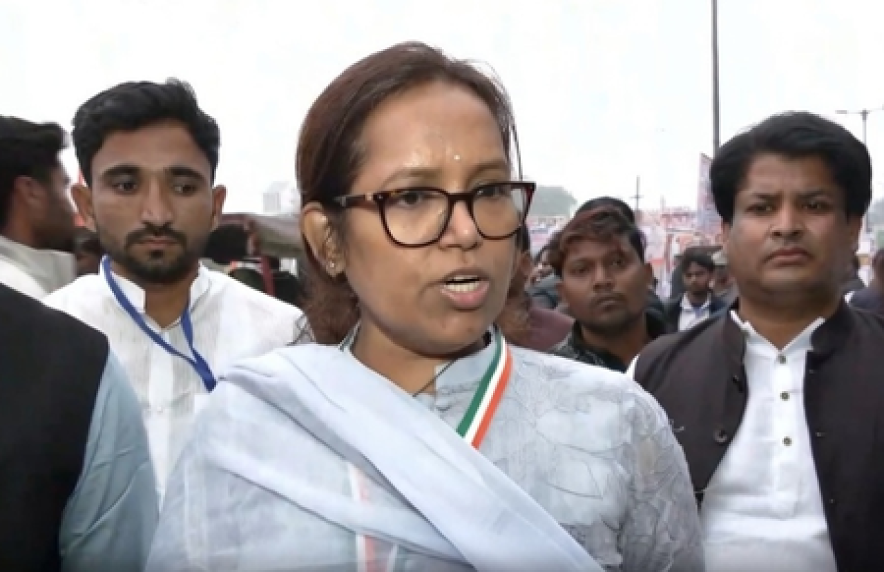 रेलवे लाइन के पास झुग्गियों के पुनर्वास की मांग