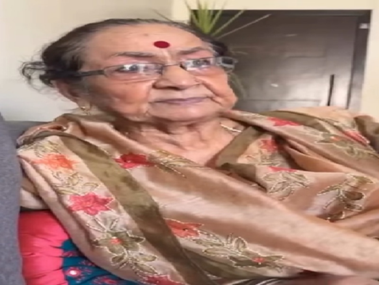 अनुपम खेर के घर में निक्कर विवाद, मां दुलारी ने भाई राजू का किया समर्थन