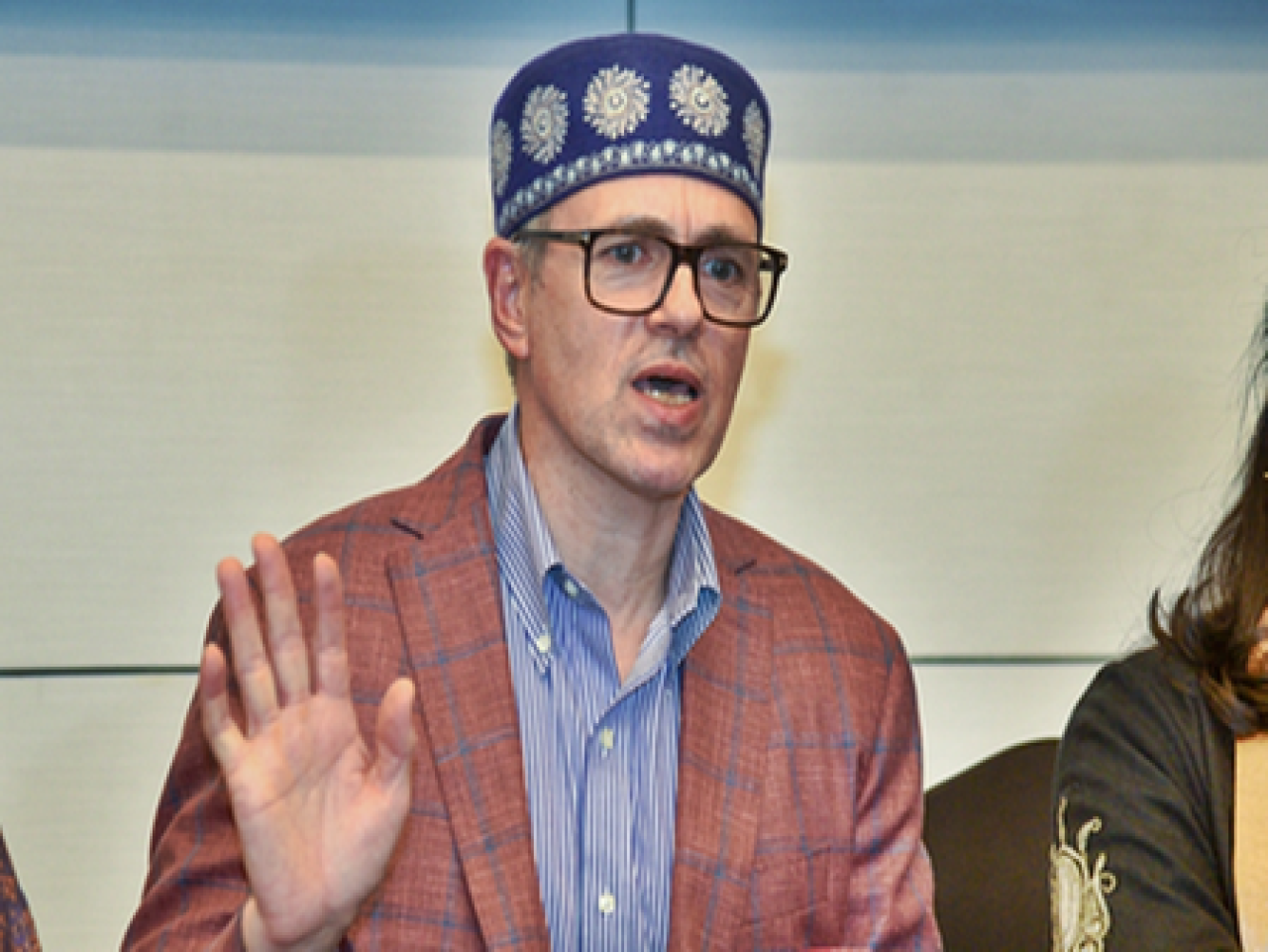 जम्मू-कश्मीर सरकार ने तीन कर्मचारियों को बर्खास्त किया