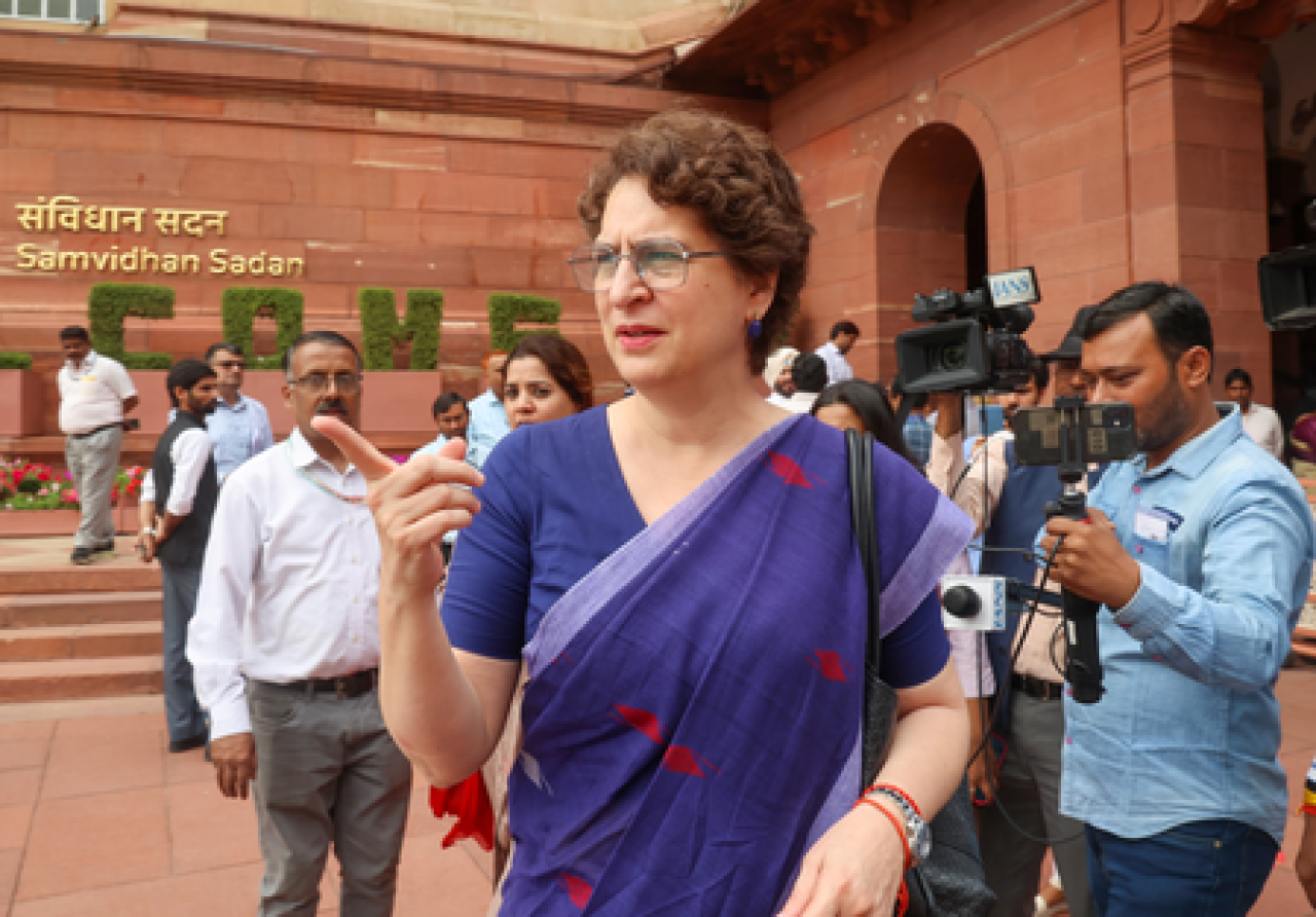 प्रियंका गांधी ने पीएम मोदी के बयान पर चर्चा की मांग की प्रियंका गांधी ने पीएम मोदी के बयान पर चर्चा की मांग की