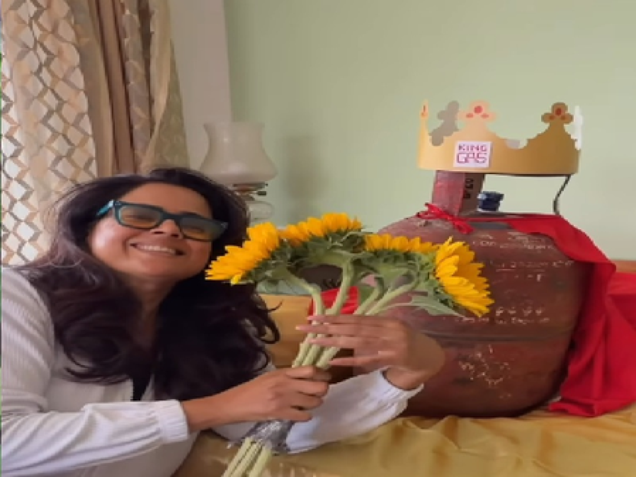 समीरा रेड्डी का एलपीजी सिलेंडर के साथ मजेदार वीडियो