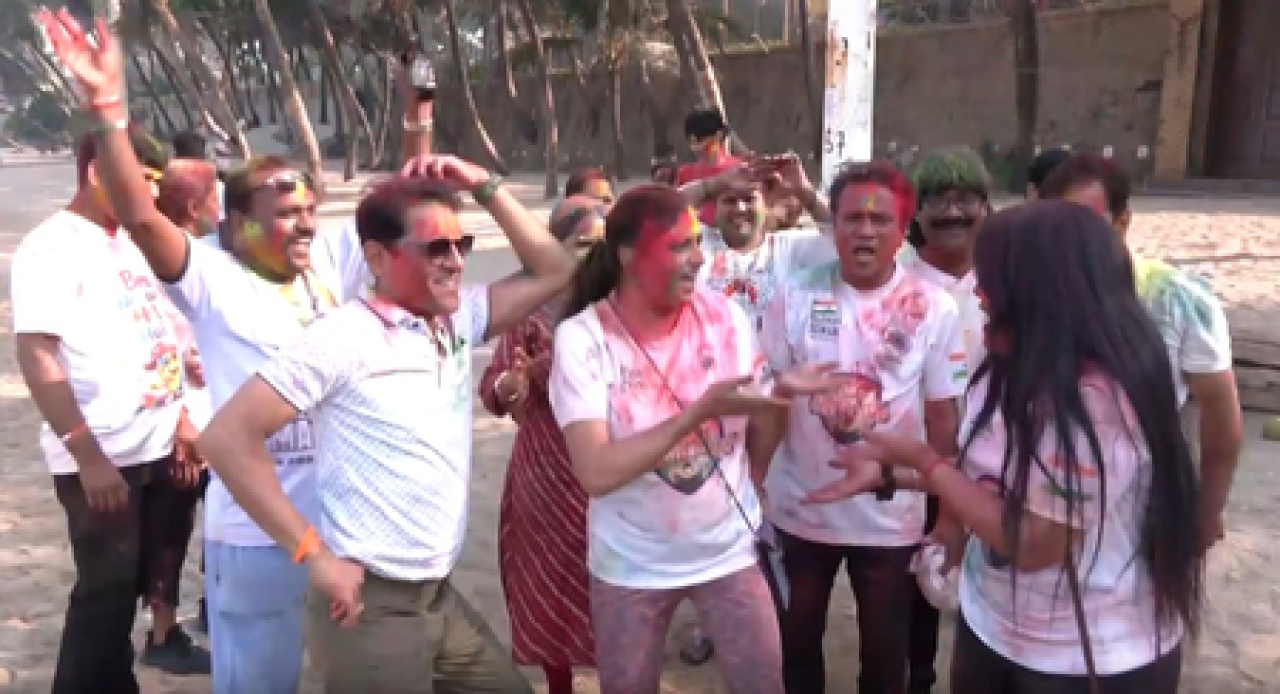 होली में सफेद कपड़े पहनने का महत्व और मान्यता होली में सफेद कपड़े पहनने का महत्व और मान्यता